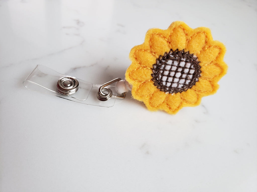 Badge Reels Retractable Cute Dried Flower Resin, ID Badge Clip Gift for  Nurses Students Teachers Office Workers(Blue Daisy)